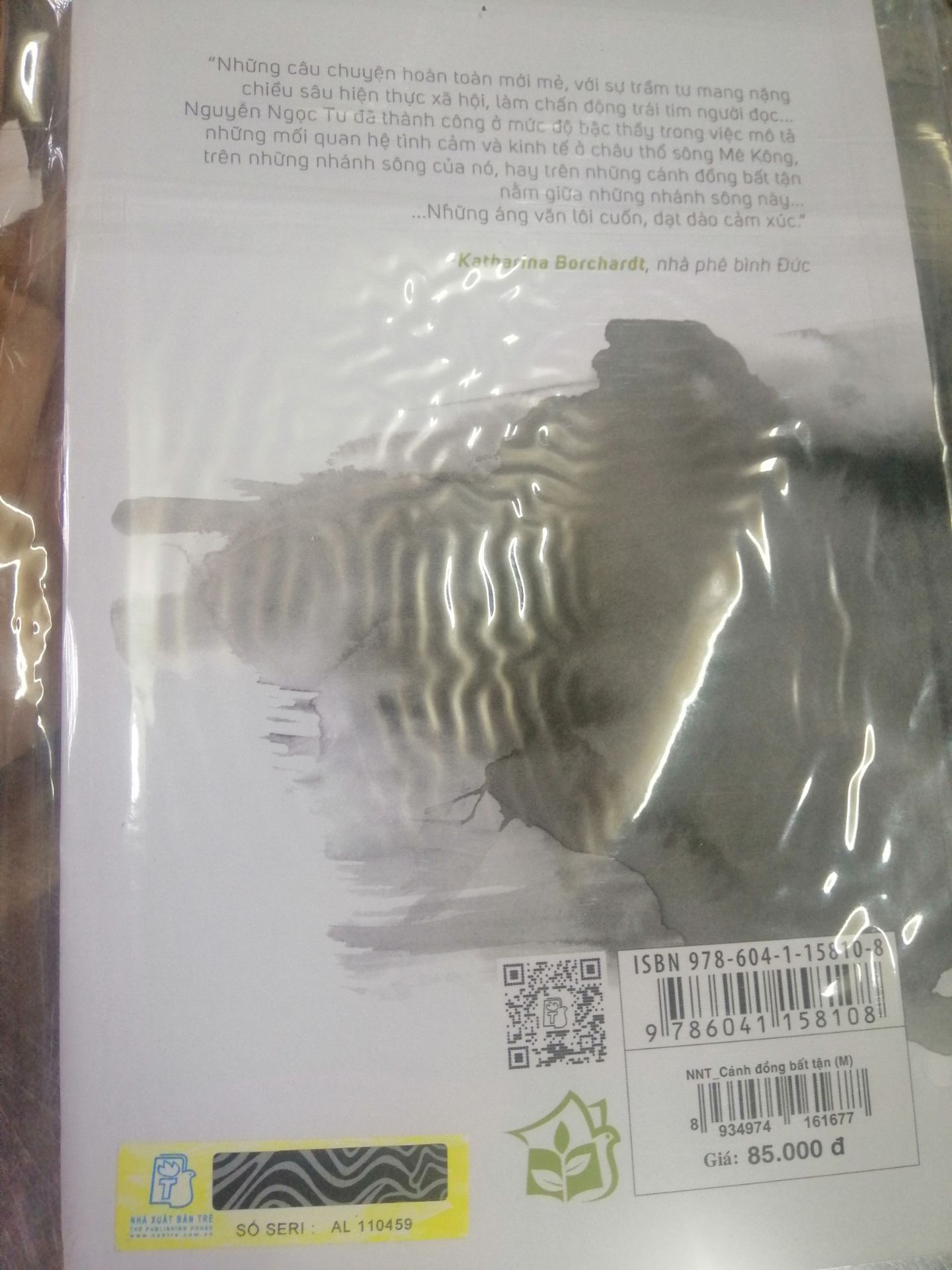 Sách có kèm theo bookmark, kích thước nhỏ gọn, ko bị trày xước khi giao. Giấy sách mịn, sờ vào rất thoải mái.

Về nội dung thì ko phải bàn bởi sách đoạt tận 3 giải. Tuy nhiên sách có dùng nhiều từ ngữ vùng miền nhưng lại chú thích rất ít nên trải nghiệm đọc bị giảm đi chút ít.