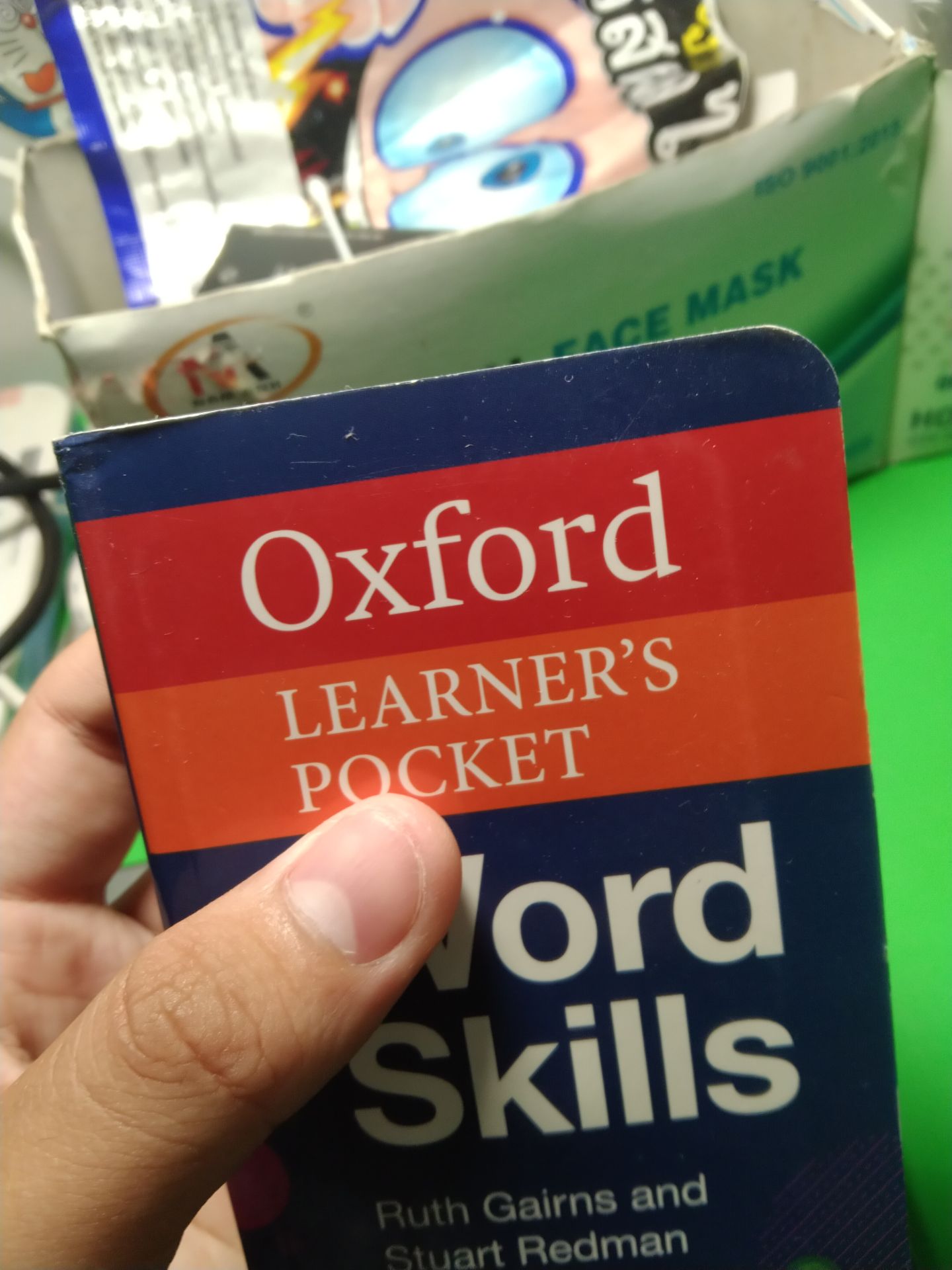Mình đặt 4 cuốn. Ba cuốn kia tiki đóng gói , bao bì rất kĩ đến mỗi cuốn này là chả có bọc gì, còn rất cũ và nhiều vết bẩn,....Mong tiki có thể giải quyết, đổi tra giùm mình