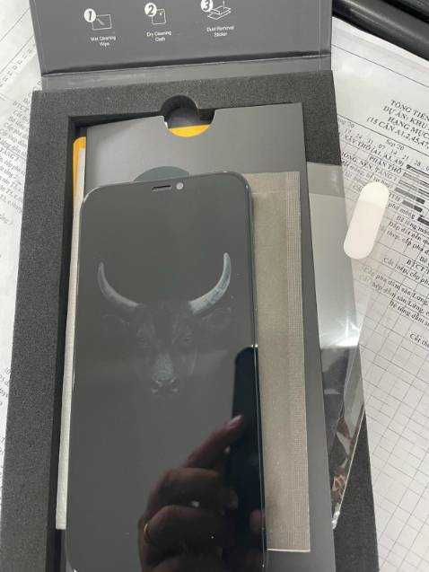 Hài lòng.  Dán vào màn hình tối hơn, chống nhìn trộm khá ổn
Giao hàng nhanh hơn so với dự kiến.
Mua 1 được 2 (thêm cả miếng dán chống trầy mặt sau)