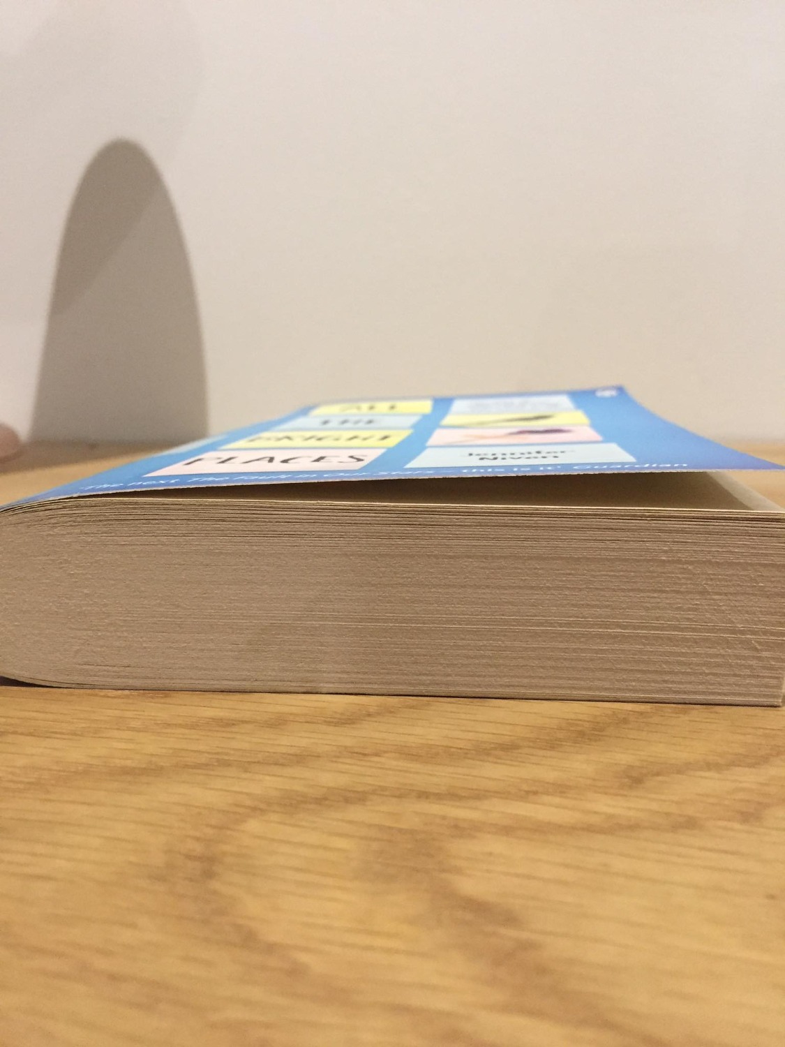 Mua sách lúc chỉ còn 2 3 quyển cuối nên khá sợ là sách sẽ bị hư hỏng hay nhăn, hơn nữa Tiki còn không hỗ trợ bookcare cho sách này.  Nhưng chất lượng sách lại ổn hơn mình nghĩ. Giấy bên trong có bị kéo nhăn một chút nhưng theo mình là do phía sản xuất làm loại sách nó có vết nhăn như vậy chứ không phải do lỗi hay sách cũ. Giấy loại thô ráp loại này mình rất thích, không mỏi mắt, tuy nhiên sẽ có một số bạn tưởng rằng giấy bị đen do không trắng bằng giấy bình thường. Hơi bị lỗi một chút ở góc sách nhưng vì là quyển cuối nên thôi chịu vậy. Nếu như Tiki hỗ trợ bookcare cho sách thì sẽ tốt hơn. 
Nội dung mình chưa đọc nhưng về ngoại hình thì khá hài lòng rồi. Cho tới giờ Tiki vẫn chưa làm mình thất vọng.