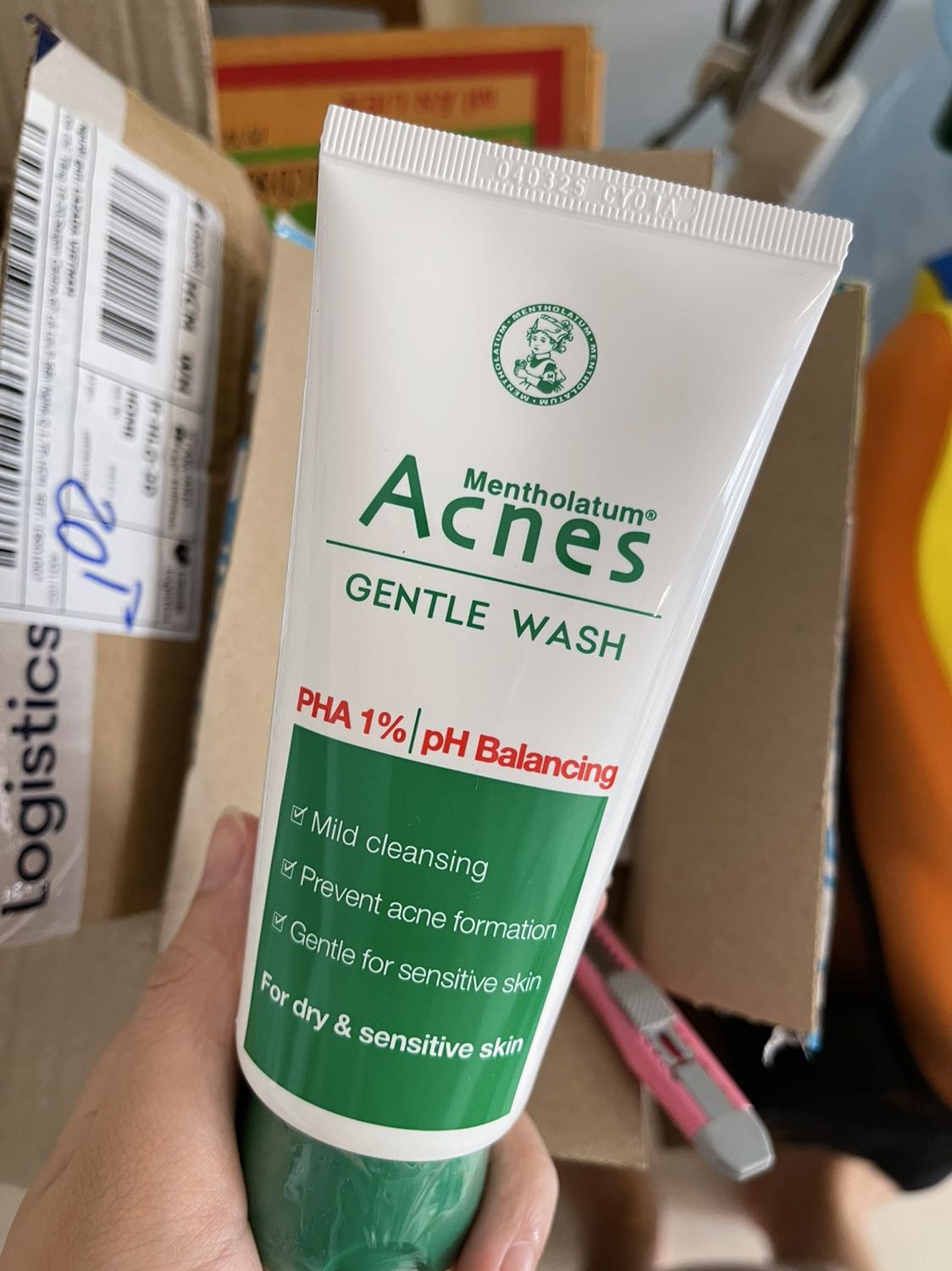 Chất lượng quá êm so với giá tiền. Shop đóng gói hàng kĩ lắm luôn í. Khui hàng ra là mình đi thử liền. Tuýp nó be bé xinh xinh à, bên trong là dạng gel trong suốt, tạo bọt xong rồi mới apply lên mặt nha. Rửa 1 lần v tầm có 2 3p thôi mà da mặt sạch tới từng lỗ chân lông luôn. Và da cũng có độ ẩm vừa phải, chứ ko bị khô xíu nào. Nói chung là xịn, nên mua nhen