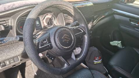 Cảm giác tay nắm hơi nhỏ hơn so với loại carbon, các chi tiết khác nhìn okie.