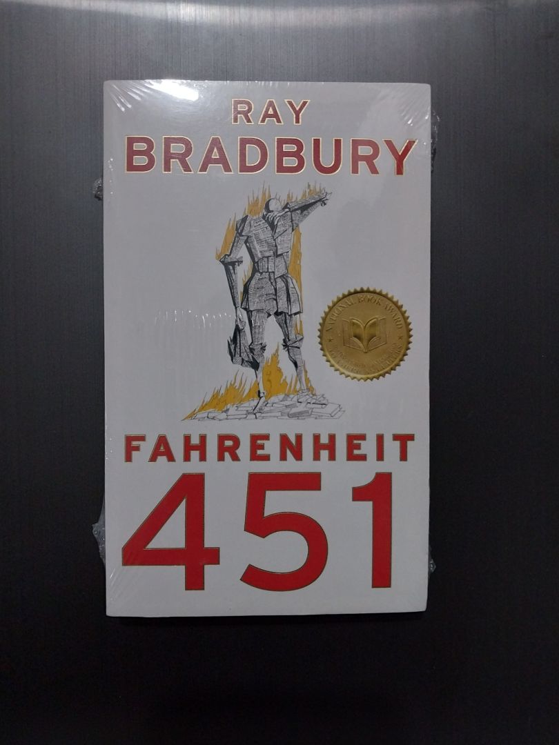 Giao hàng mất 4 ngày, kiện hàng hơi bị móp méo nhưng sách thì được bọc kỹ càng không hư hỏng, giấy trắng còn mới.