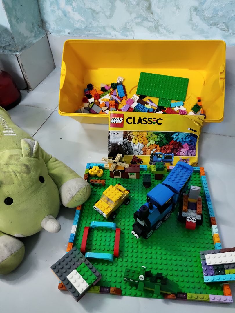 Khá nhiều mảnh, đủ để 2 em bé nhà mình sáng tạo (miếng đế bự 25x25 là mình mua thêm, ko đi chung với bộ). Mn có thể cân nhắc mua bộ 11016 nếu muốn nhiều miếng hơn (me lúc nào giảm đc 40% là ngon) Khá nhiều mảnh, đủ để 2 em bé nhà mình sáng tạo (miếng đế bự 25x25 là mình mua thêm, ko đi chung với bộ). Mn có thể cân nhắc mua bộ 11016 nếu muốn nhiều miếng hơn (me lúc nào giảm đc 40% là ngon)