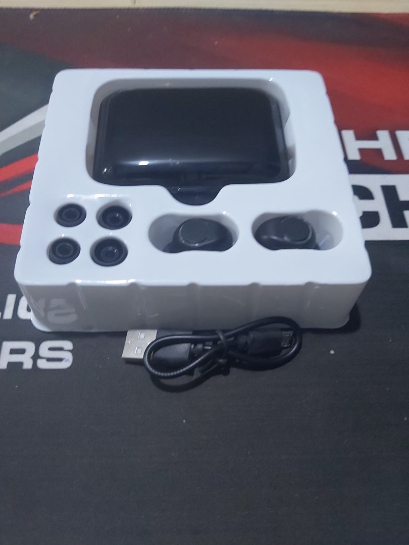 Cảm nhận đầu tiên khi nhận hàng là cách đóng gói tai nghe rất cẩn thận, tai nghe giống mô tả cực kì đẹp thiết kế vô cùng cao cấp, chất lượng âm thanh vô cùng sống động, bass mạnh mẽ nghe rất đã tai , kết hợp với đèn pin rất hữu ích, soi khá sáng vào ban đêm,tai nghe F9 còn đi kèm với phụ kiện cáp sạc với nút tai nghe thay thế tiện dụng, rất ưng ý và hài lòng với sản phẩm bên shop,đáng giá 5* về chất lượng
Sẽ giới thiệu cho người thân và bạn bè về sản phẩm bên shop???