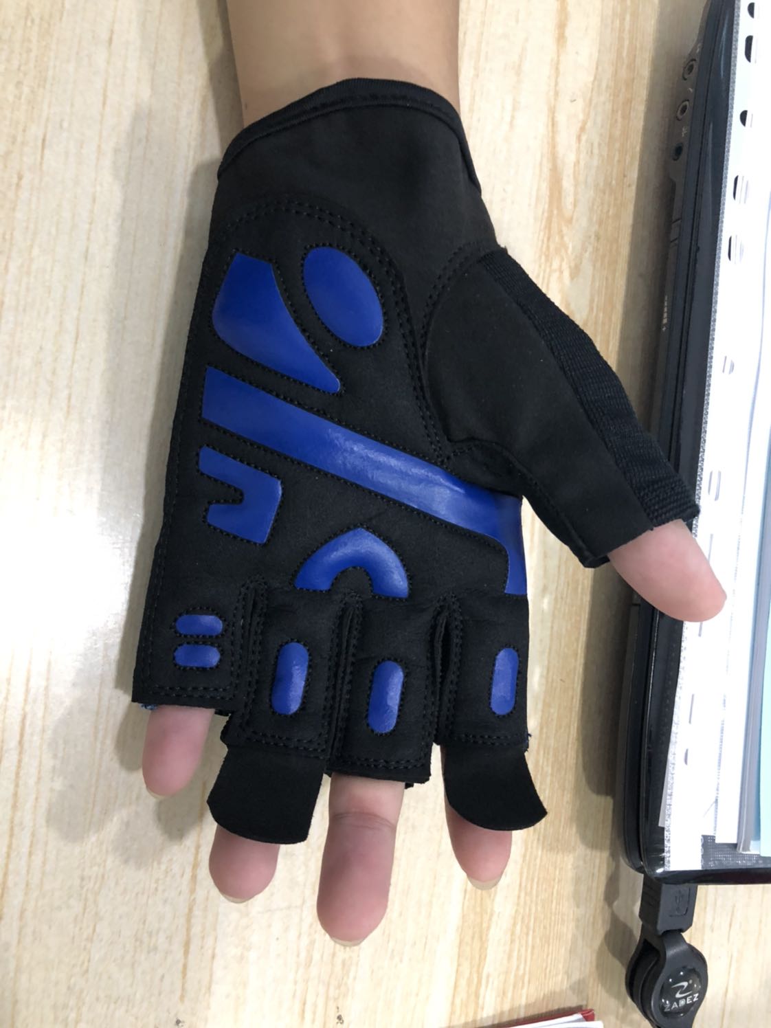 Khá êm tay khi tập gym, dùng chạy xe được rất tiện lợi