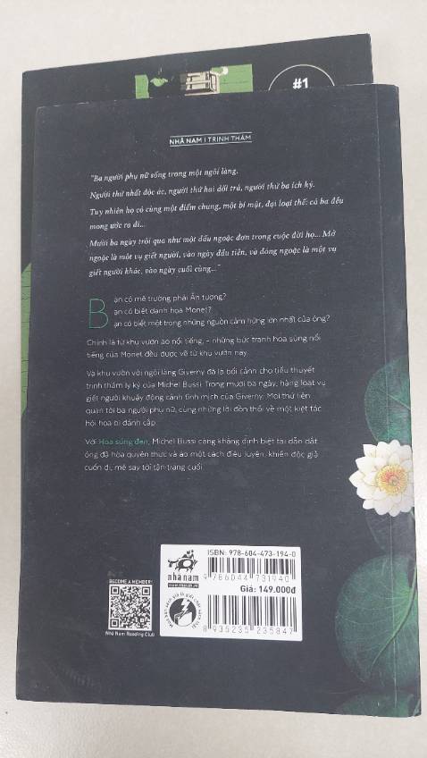 Một tác phẩm pha trộn giữa tinh thám cổ điển và văn học lãng mạn. “ Hoa súng đen “ là một bức tranh siêu thực về án mạng ở làng quê nước Pháp, nơi mà tình yêu là khởi nguồn của bi kịch. Bằng một phong cách viết độc đáo, Bussi đã thực sự khiến người đọc ngạc nhiên.