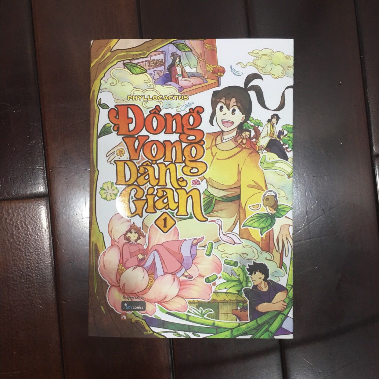 Giao  khá nhanh, dù không được bao bọc kĩ lưỡng nhưng e nó vẫn bình an vô sự về đến nơi 🥲 truyện và các quà tặng đều siêu siêu chất lượng luôn nha 💯  Dù chưa đọc nhưng mình nghĩ đây là một tác phẩm rất đáng mua, sẵn tiện ủng hộ nền truyện tranh nước nhà 👏