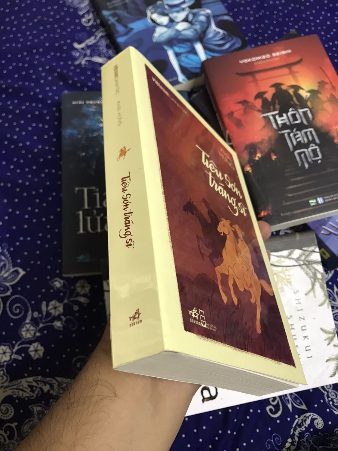 Tôi yêu lịch sử, yêu những người hùng áo vải Tây Sơn. Yêu những trang sử chói lọi về những bước chân Tây Sơn thần tốc đại phá quân Thanh, đánh cho Tôn Sĩ Nghị, Sầm Nghi  Đống hồn siêu phách lạc. Cho nên, đến với Tiêu Sơn Tráng Sĩ, một cuốn tiểu thuyết võ hiệp hư cấu về những kẻ sĩ trung thành với triều đình nhà Lê đang suy tàn chỉ như tìm hiểu thêm 1 lát cắt lịch sử dưới 1 góc nhìn khác, góc nhìn của triều đình chính quy chứ không phải phường nông dân khởi nghĩa Tây Sơn.

Khải Hưng viết Tiêu Sơn Tráng Sĩ với cách hư cấu hoá nhân vật lịch sử, truyện không hề khô khan mà ngược lại, rất mượt mà, nhiều đối thoại để lột tả tâm tư chí hướng, nhiều cảnh thiên nhiên thơ mộng  nhưng hùng vĩ để thể hiện sự lạc quan, nhiều phong tục đời sống con người thời đó sao cho truyện lột tả được cái hồn, cái sinh động của một giai đoạn trong lịch sử.

Phạm Thái, nhân vật chính trong tiểu thuyết là đại diện cho 1 lối sống: “không thành công cũng thành nhân”, một quan điểm sống tích cực, hết lòng cho lý tưởng, cũng như từng khoảnh khắc của hiện tại. Phạm Thái còn là hình ảnh quy chiếu của những tri thức trẻ làm cách mạng, xem thường hiểm nguy, vì tổ quốc, lý tưởng mà sẵn sàng hy sinh tuẫn tiết. Như các bạn thấy, triều Lê suy tàn, TÂY SƠN thuộc về lịch sử, còn Tiêu Sơn Tráng Sĩ với Phạm Thái, Trương Quỳnh Như…thuộc về văn chương. Cứ thưởng thức thôi, mất gì đâu. Một tiểu thuyết võ hiệp hay và đáng đọc của Khái Hưng.