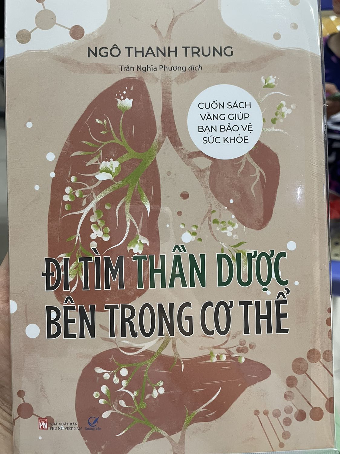 Sách có bìa minh hoạ đẹp! Nội dung phân chia từng phần rõ ràng!