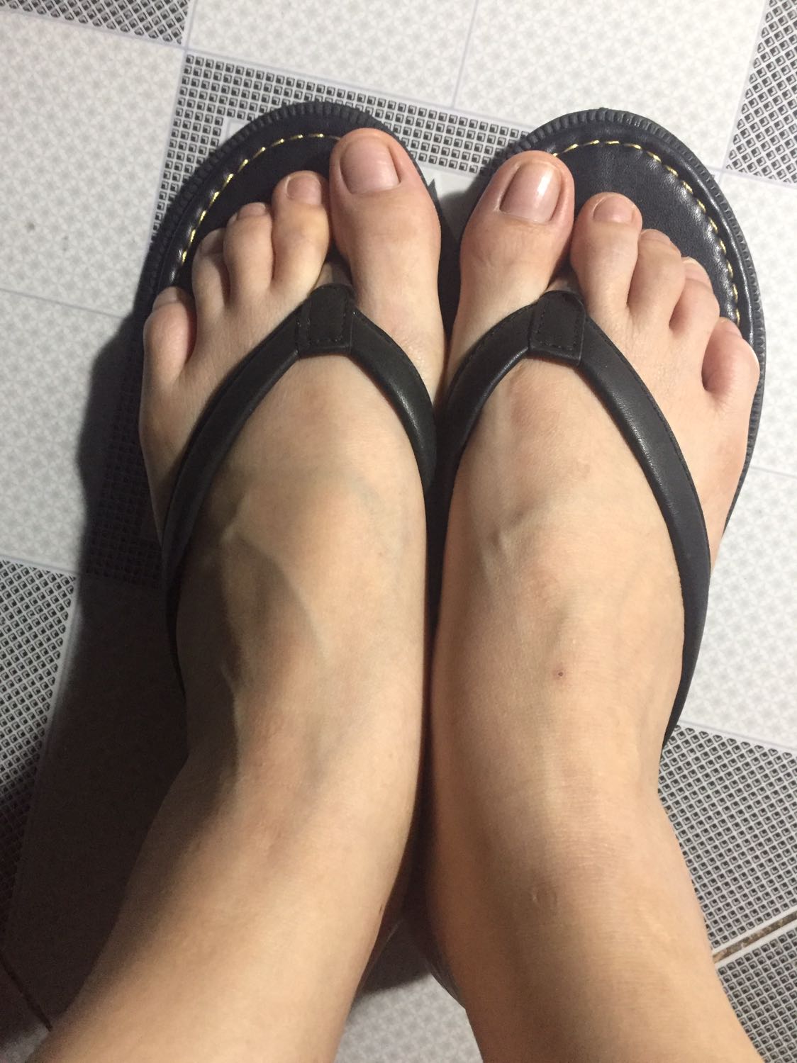 Chất lượng lắm nha,đi êm chân lắm! Ship cực kỳ nhanh nữa! Mình chọn size 36 vừa sít sao chân! Tính đặt thêm đôi 37 nữa ai dè hết size! Shop ơi, có đủ size update để mình order thêm nhé! Ủng hộ dài dài 🥰🥰🥰! Cảm ơn shop