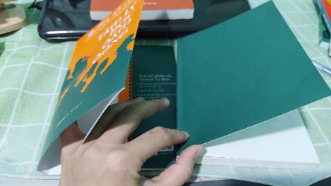 Sau khi bóc seal thấy bìa và sách rời ra
Mình vào phần chat để liên hệ với người bán
Sau khi gửi hình ảnh, thì mình nhận dc
Mình nói ở phần mô tả ko nói về việc sách có bìa rời, thì mình nhận dc phản hồi
1. Bạn đã bóc seal ko hỗ trợ dc ( ko bóc sao biết tình trạng bìa rời)
2. Phần mô tả sp ko có nhưng ở phần nhận xét đánh giá của khách hàng có hình ảnh - ý nói khách hàng mua sách mà ko chịu xem trước phần nhận xét của kh mua trước
Chẳng khác nào nhận quyển sách bìa trơn đính kèm tờ giấy in tựa đề
P/s: cảm nhận của mình nhận sách đã ko hài lòng, mà sự giải quyết cũng vô tri nữa:
1. Do khách (ko xem đánh giá của kh mua trước)
2. Do nhà xuất bản
Hết