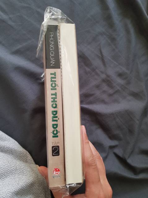 Dù rất ít khi đọc văn học Việt Nam, nhưng sau khi đọc Tuổi thơ dữ dội, tôi nhận ra đấy là một thiệt thòi và thiếu sót quá lớn của mình.
Một cuốn tiểu thuyết gần như hoàn hảo về mọi mặt. Đừng đọc đánh giá mà hãy tự trực tiếp cảm nhận nó, để được sống lại một thời kì gian khổ mà huy hoàng của dân tộc. Để được cùng khóc, cùng cười, cùng hạnh phúc, cùng đau khổ với những cậu bé mang trong mình hình ảnh của cả những đứa em trai bé bỏng và những người anh hùng vĩ đại của chúng ta.
Đánh giá : 10/10.