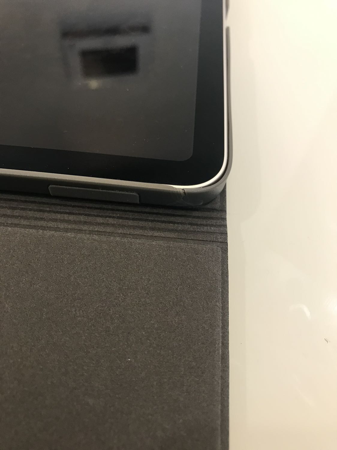 chất lượng rất kém; 
dùng đc 2 tuần vỏ nhựa bị vỡ góc