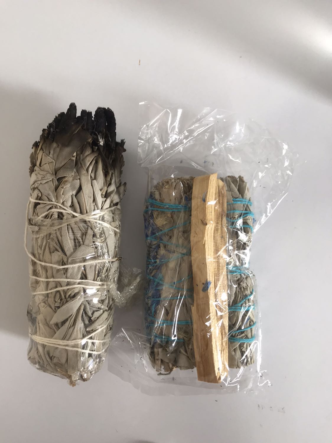 Bản combo này có que gỗ rất thơm, nhưng bó xô thơm thì nhỏ chuý xíu so với bản thường mà mình mua. Các bạn xem hình sẽ rõ