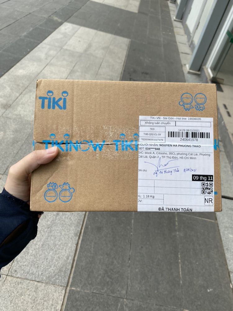 Đơn hàng giao lần đầu hỏng toàn bộ.
Sau khi nghiên cứu org chart công ty + 7749 cái email thì ngay hôm sau được đổi lại hàng nguyên vẹn ko tì vết. 
Cứ phải để mình thô lỗ, đối với order sách vở mình cầu toàn lắm, mà sure kèo ko phải mỗi mình mình cực đoan khi đụng tới sách vậy đâu. Just FYI, tks.
Về mấy cuốn sách: Vote mua quyển 77 cách hội thoại, giấy cực đẹp, trình bày dễ hiểu và gọn gàng, ngôn ngữ giao tiếp thường ngày nên dễ vận dụng, bớt học thuật.