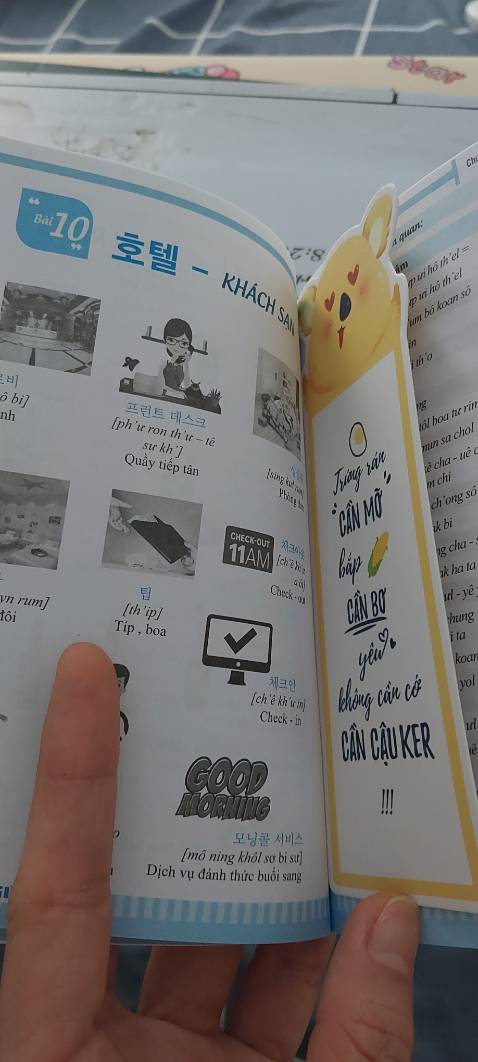 Sách dễ hiểu, tích hợp nhiều từ vựng. Sau từ mới sẽ có đoạn hội thoại nhỏ để vận dụng từ. 10 điểm !!!