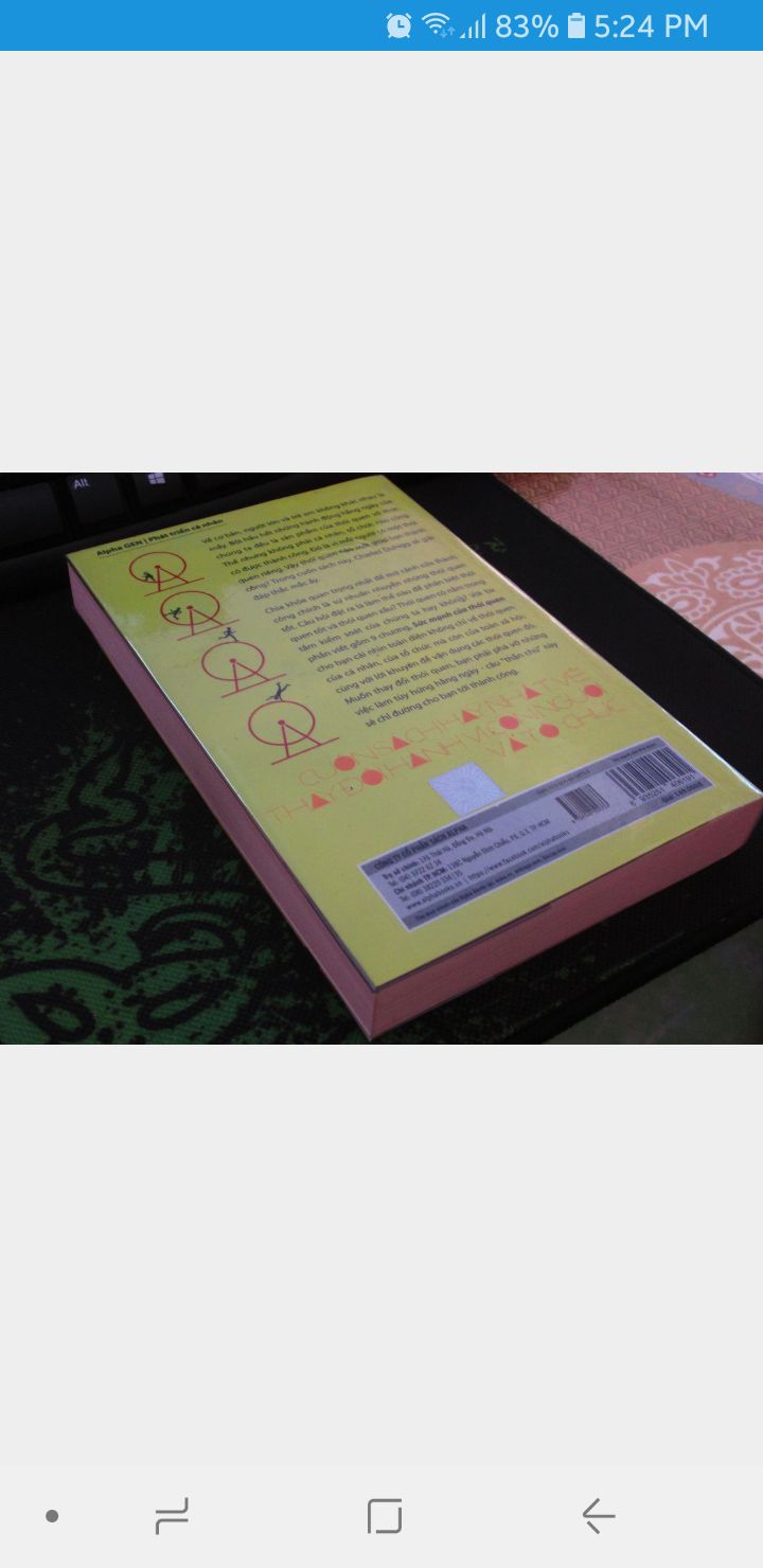 Đây là lần đầu mình mua sách của nhà cung ứng khác do Tiki hết hàng cuốn này. Phải nói là hoang mang không biết sách thật hay giả luôn. Bìa mặt sau thì khác với các bình luận khác (CUỐN SÁCH HAY NHẤT VỀ THAY ĐỔI HÀNH VI CON NGƯỜI VÀ TỔ CHỨC). Lại không có tem của Alphabook (hơi nghi ngại rồi). Chất giấy vừa mỏng vừa dởm như giấy báo ấy (không phải loại giấy mình thường thấy ở alphabook, thường là giấy nhẹ như cuốn Dốc hết trái tim). In thì lệch, hình in mờ căm như đi photo ấy. Trang cuối chứa thông tin in ấn thì vừa lệch vừa mờ, nhìn giả ko tả nổi. Không biết tiki có check sản phẩm của nhà cung ứng thứ 3 trước khi giao cho khách ko nữa. Chắc đổi hàng quá.