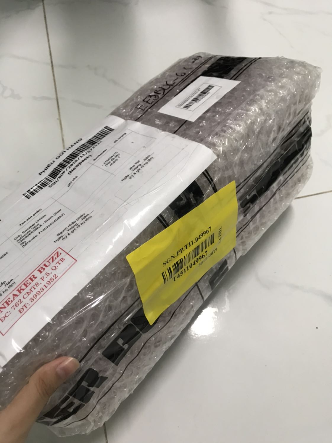 Giao hàng nhanh đóng gói cẩn thận. Được tặng thêm túi tote hai cái luôn. Thêm vớ nữa mua giá sale còn 1tr130 giá thế khá hợp lí. Mua bên tiki khá yên tâm về nó hàng thật Giao hàng nhanh đóng gói cẩn thận. Được tặng thêm túi tote hai cái luôn. Thêm vớ nữa mua giá sale còn 1tr130 giá thế khá hợp lí. Mua bên tiki khá yên tâm về nó hàng thật