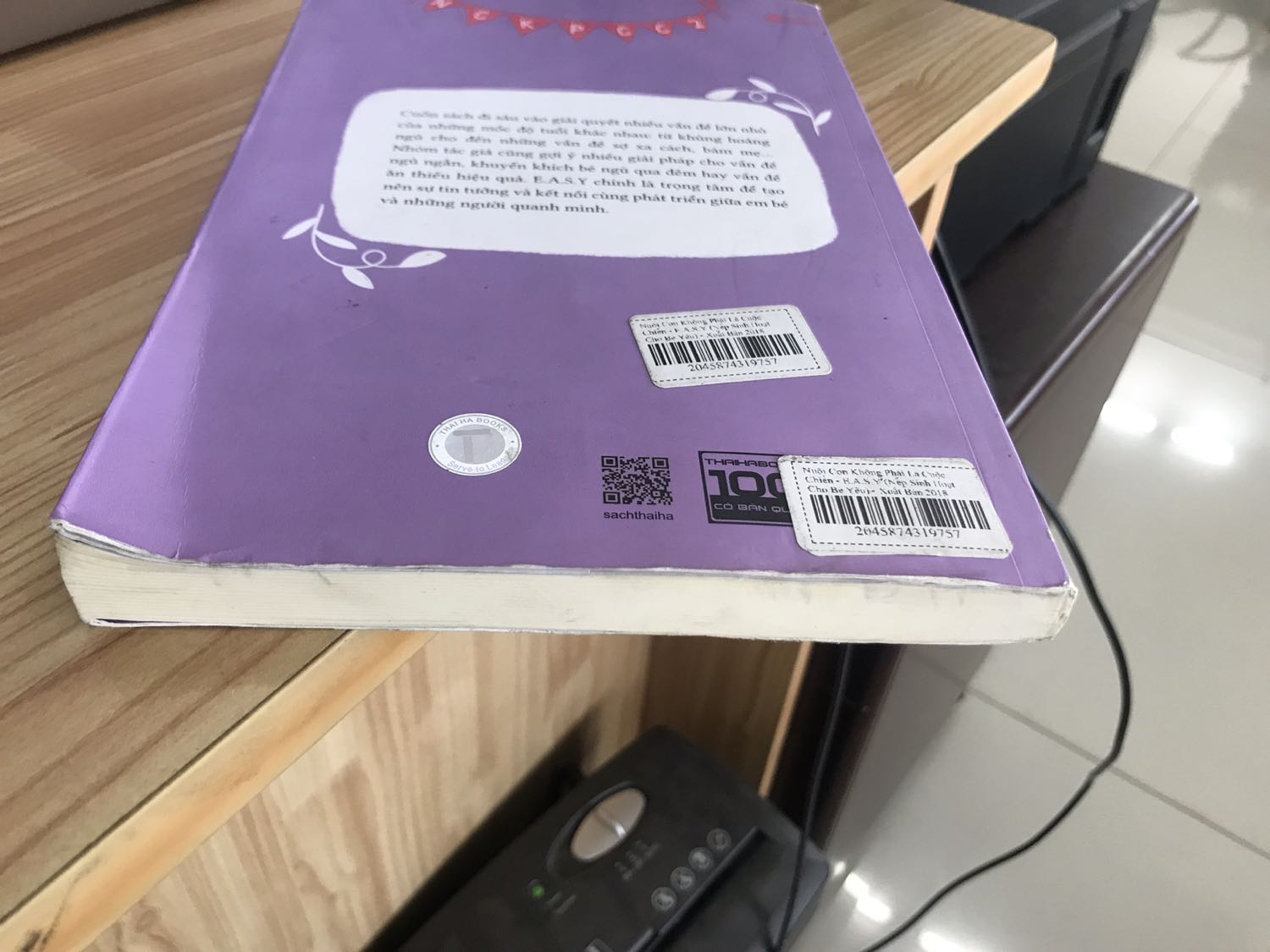 Sách mình nhận bị dơ rất nhiều, bị cuốn góc và không được bọc bookcare. Lần đầu tiên mình hơi thất vọng về chất lượng sách của tiki. Mong các bạn làm tốt hơn ơ lần sau