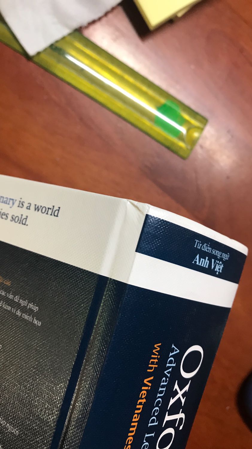 Từ điển cực kì dơ, móp méo ở góc như đã sử dụng rồi. Đóng gói k hề chắc chắn, k có túi khí, hộp ship tới thì đã gần như nát cả cái hộp k hề giống như Tiki mình từng biết với việc đóng gói cẩn thần và có cả túi khí để tránh va đập khi vận chuyển.