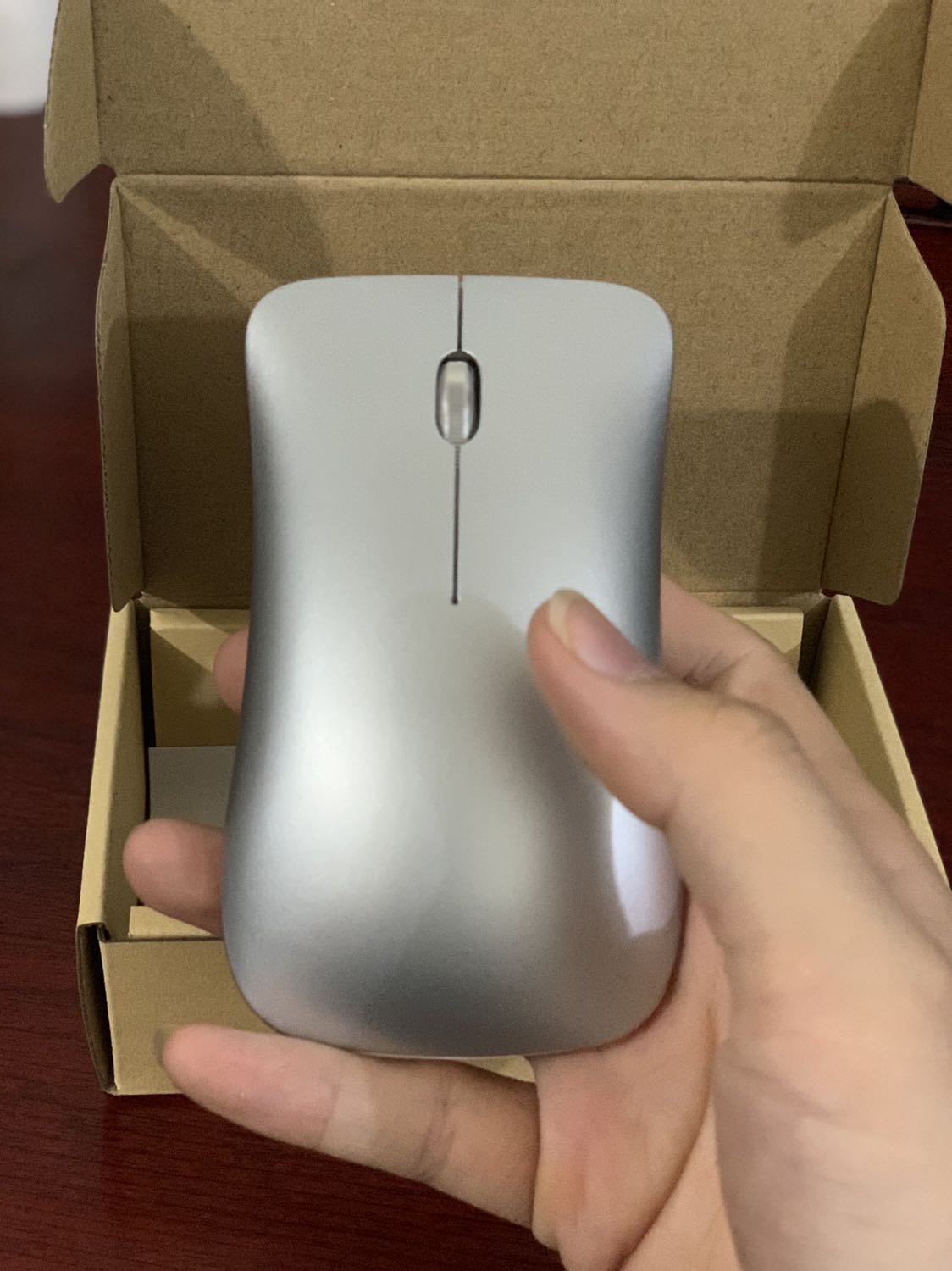 Lần đầu thấy con chuột hình dáng dễ thương vậy luôn á, khá mỏng phù hợp với dân văn phòng và nhất là ng hay phải mang lap và chuột ra ngoài làm việc với khách như mình