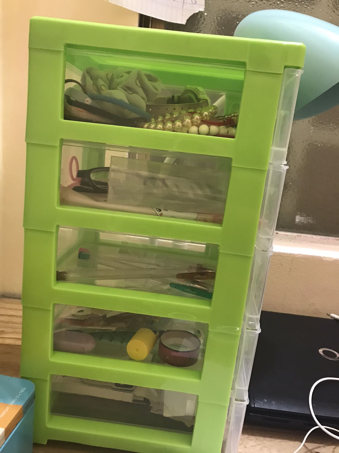 Hàng đóng gói kĩ càng, màu đẹp, nhìn tổng quan khá là OK luôn. Chỉ có điều là cái hộc hơi lỏng. Còn lại là OK hết nha. Mọi người nên mua vì rất hợp với giá tiền. Cảm ơn Shop nha, trước h toàn đặt hàng ở Tiki và chưa lần nào thất vọng❤️rất tin tưởng là đằng khác?