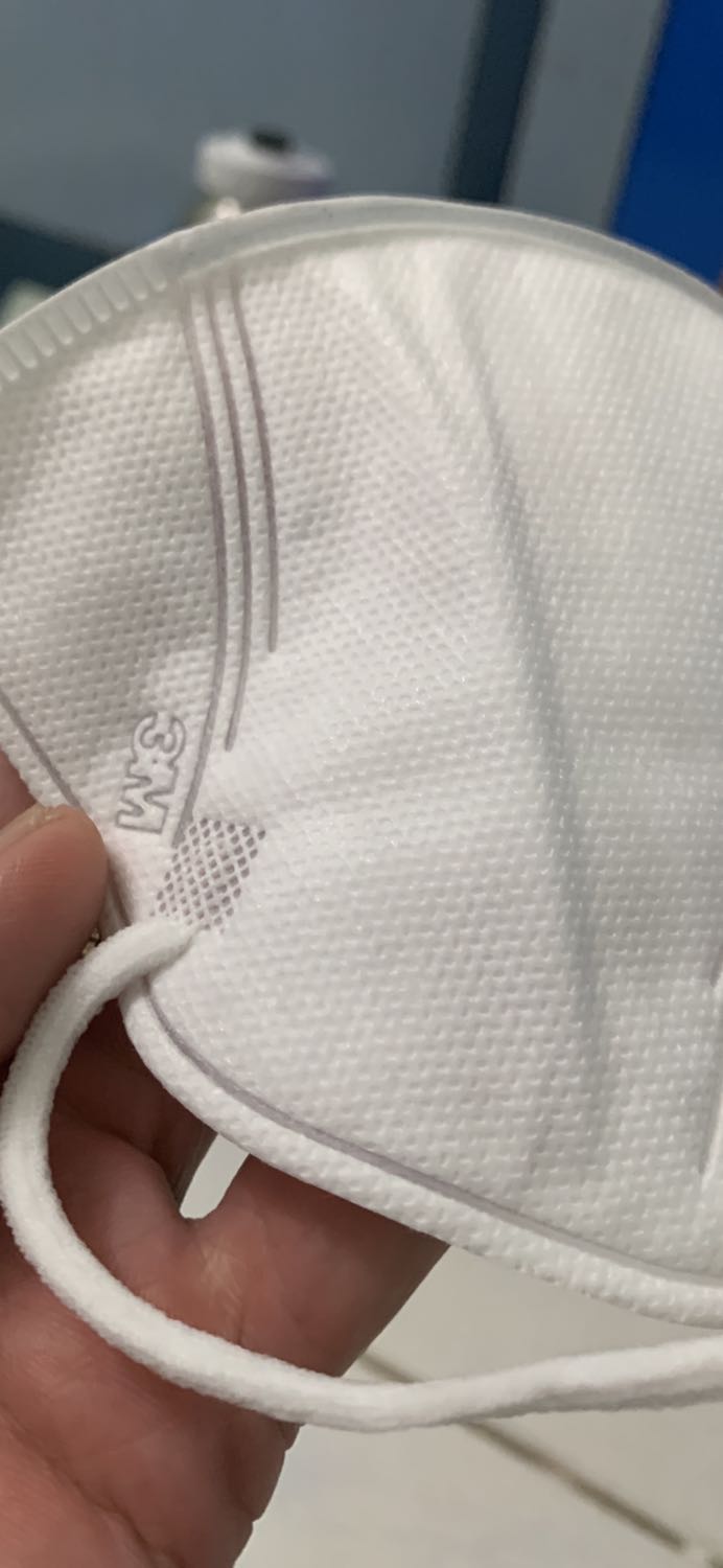 đặt màu đen .giao màu trắng.không ngờ tiki bán khẩu trang tệ như vậy.thất vọng nhiều