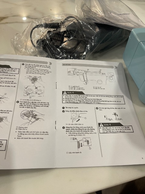 máy may màu chuẩn đẹp hơn trên hình, đang mài mò các cách may và chỉnh như nào, mặc dù là thợ may ngày xưa nhưng nhìn máy này nhiều chức năng nên rối quá shop ơi..