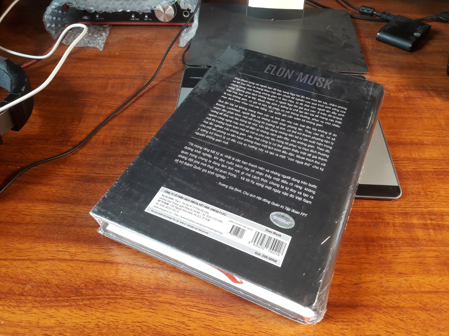 Mình ở tỉnh, mà giao sau 1 ngày đặt hàng. Hộp hơi móp méo, sách mới không bị hư hại trong quá trình vận chuyển. Để đọc xong đánh giá tiếp.