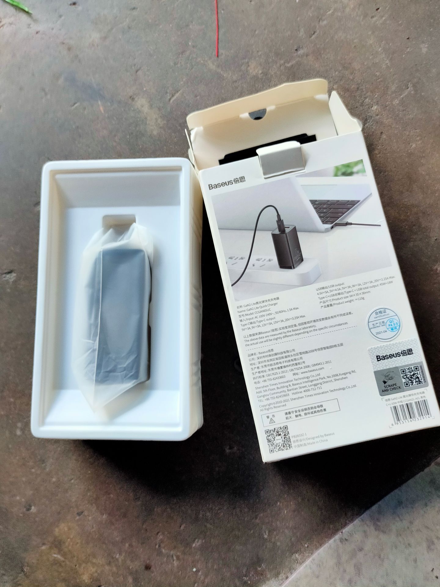 đặt màu trắng gửi màu đen trắng mắc hơn 5 ngàn tuy k bao nhiêu nhưng vẫn giao sai!