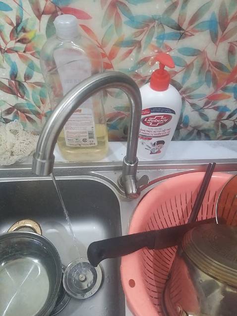 Sản phẩm như L.
Đặt đơn thì sai mong muốn.
Chậu rửa bát thì bị rò nước rơi cả nhựa ra.
Vòi nước thì bị rò, lúc xả vòi trong nhà tắm thì vòi rủa bát nước kêu o o đau hết đầu.
*** shop.
*** Tiki cho bán mấy loại hàng này.
Làm tao vừa mất tiền giờ lại phải sửa.