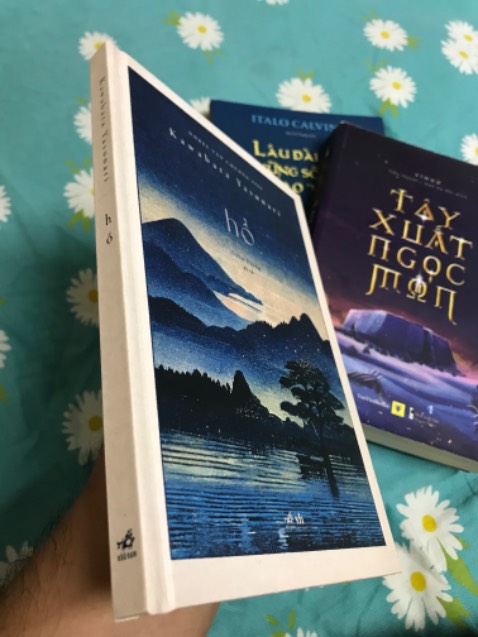 1 trong 6 tác phẩm của nhà văn Nhật đoạt giải Nobel văn học đã được dịch sang tiếng Việt. Nếu bạn yêu văn học Nhật và tò mò muốn biết lý do tại sao Kawabata Yasunari lại dành được giải thưởng văn học Nobel danh giá này thì tiểu thuyết “HỒ” là 1 lời hứa cho những điều kỳ diệu mà bạn đang trên đường chạm tới. Một cuốn sách hay, đáng đọc.

Tiki ship siêu tốc. Đóng gói không có xốp chống sốc nhưng vì ship từ kho lớn ở thành phố đến thẳng người mua nên sách vẫn đẹp long lanh.