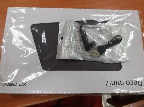 Giao hàng đúng ngày dự kiến. Nhân viên giao hàng rất lịch sự và hiền. Mình mở hàng để kiểm tra thì thấy đầy đủ phụ kiện và quà tặng kèm. Sử dụng rất dễ luôn nha, chỉ cần ghép đầu chuyển rồi cắm vô điện thoại (android) là dùng được ngay. Mình cứ tưởng phải lên máy tính để cài đặt cơ. Nét đậm nhạt rất ổn luôn. Thật là thấy giá rẻ hơn chỗ khác mình có hơi lo, không ngờ ok đến vậy.