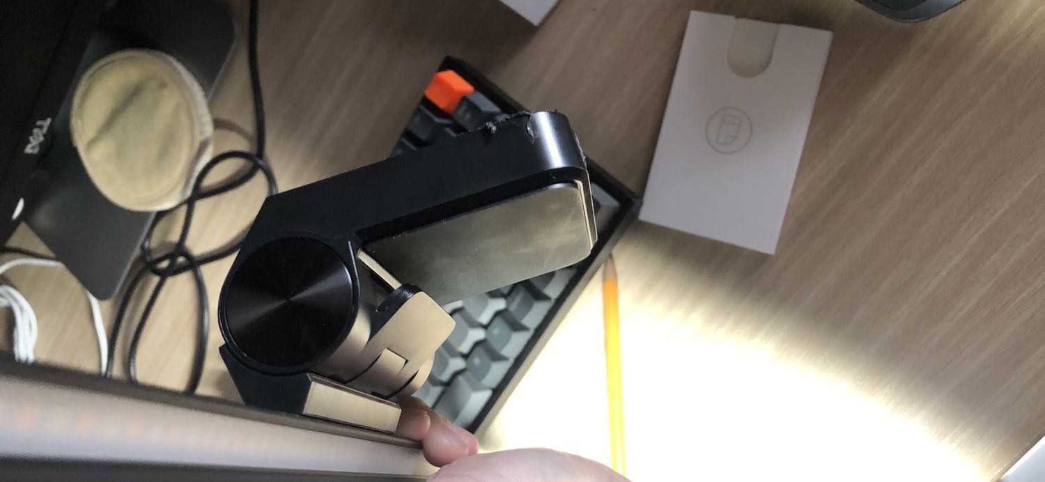 Hình ảnh minh hoạ một đằng, bán hàng một nẻo. Mình đặt mua đèn gắn màn hình với thiết kế như web. Nhưng nhận lại là đèn thiết kế khác khiến cho không thể nào gắn lên màn hình máy tính được. Cứ gắn là nó cứ bung ra. Rất khó chịu. Yêu cầu được đổi sản phẩm như hình, hoặc trả lại.