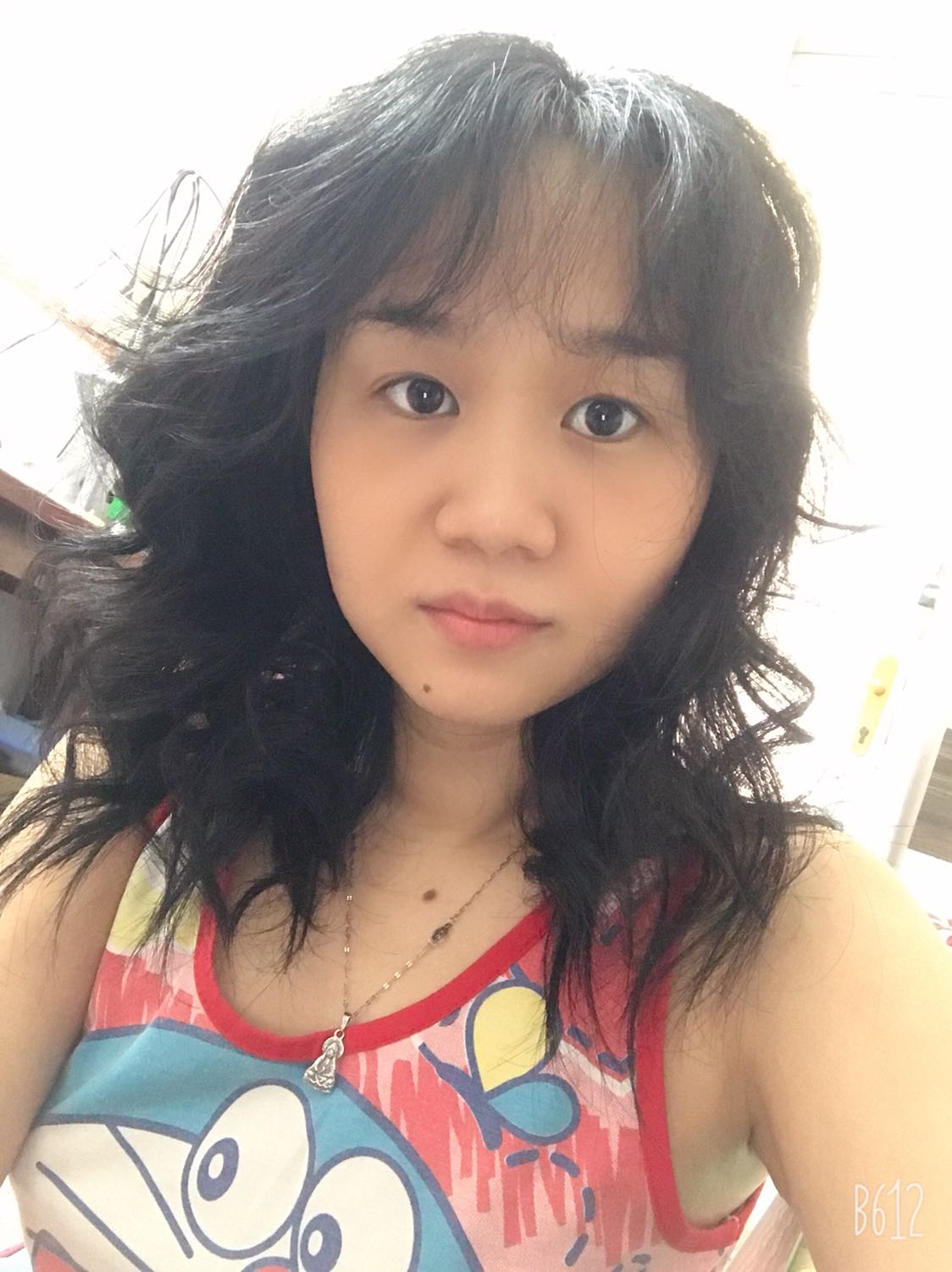 Máy có 1 nút bật và tắt - k có nút tăng nhiệt độ or giảm. 
Nhưng nóng nhanh và nhiệt khá ổn
Máy nhỏ , nhẹ , và chui dây điện xoay 360 giúp tiện khi uốn tóc.
Có phiếu bảo hành . 
Giao hàng nhanh