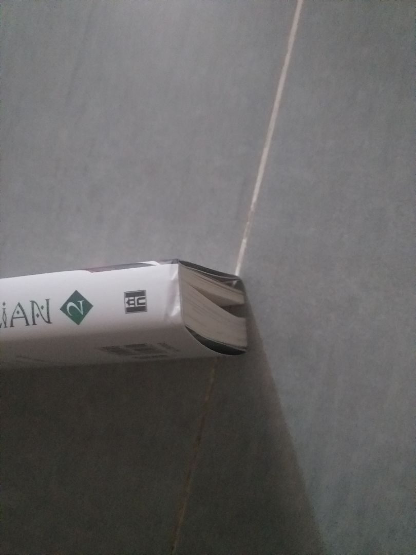 Hơi móp méo ở rìa nhưng vẫn rất ổn, giao hàng nhanh