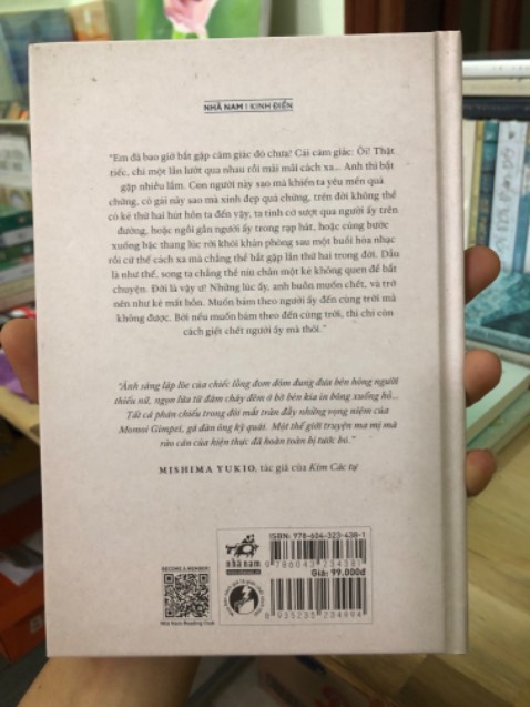 Đây là cuốn sách đầu tiên của nhà văn Kawabata mà mình đọc, tác giả có lẽ là quá nổi tiếng trong giới văn học rồi. Một cuốn sách nhẹ nhàng, nhưng không dễ đọc, câu chuyện không kịch tính bất ngờ mà kiểu thơ mộng, mơ hồ, mông lung, những đoạn hội thoại đẹp đẽ, thật sự không biết tả ra sao. Là một người yếu kém trong cảm nhận và phân tích văn thơ nên mình chưa thật sự hiểu được những điều mà tác giả muốn truyền tải, hoặc hiểu hết được những gì đã diễn ra. Tuy vậy mình vẫn thấy đây là một cuốn sách hay, có lẽ nên đọc lại một lần nữa để hiểu hơn. Sách thì về tay an toàn vì Tiki đóng gói okee và shiper giao hàng okee