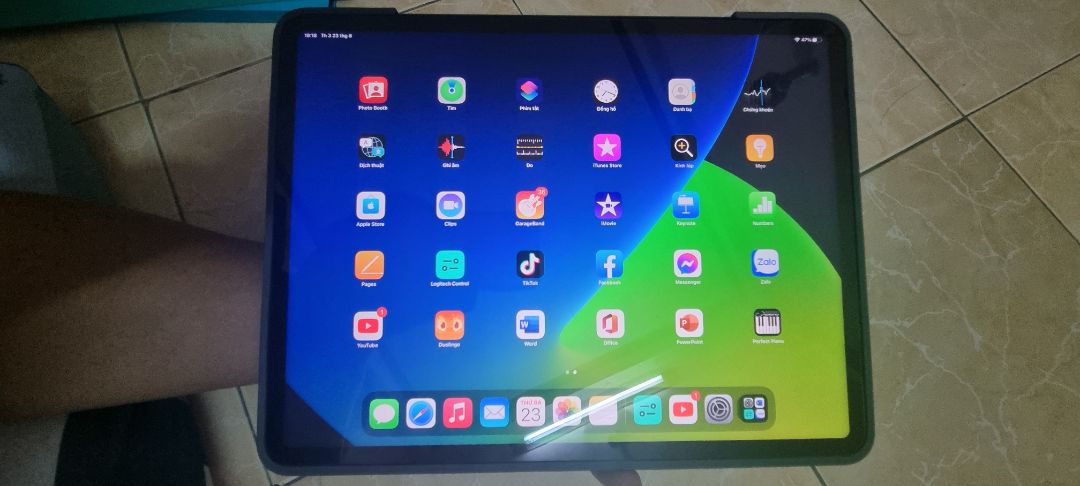 Cũng tìm hiểu, nghiên cứu xem riview, rồi bỏ vào giỏ hàng cả tá mẫu bàn phím cho ipad pro. Cuối cùng chọn con này. Rất đẹp và khá chắc chắn. Gõ êm như bàn phím mac air. Giá cũng tốt so với cửa hàng bán lẻ.