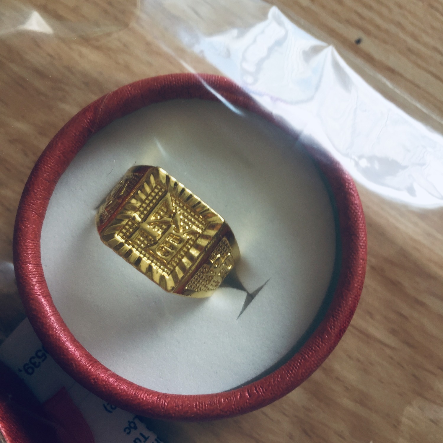 Cỡ nhẫn hơi to, mua cho đứa em 52kg mà nó đeo hơi rộng
hàng y thiệt, để kế bên cái thiệt(mua 9 chai) mà đưa ai  cũng ko biết cái nào thiệt cái nào mạ
hộp đẹp, bọc rất kĩ
Mua lần này là lần thứ 2 của shop này trên Tiki, lần nào cũng ok