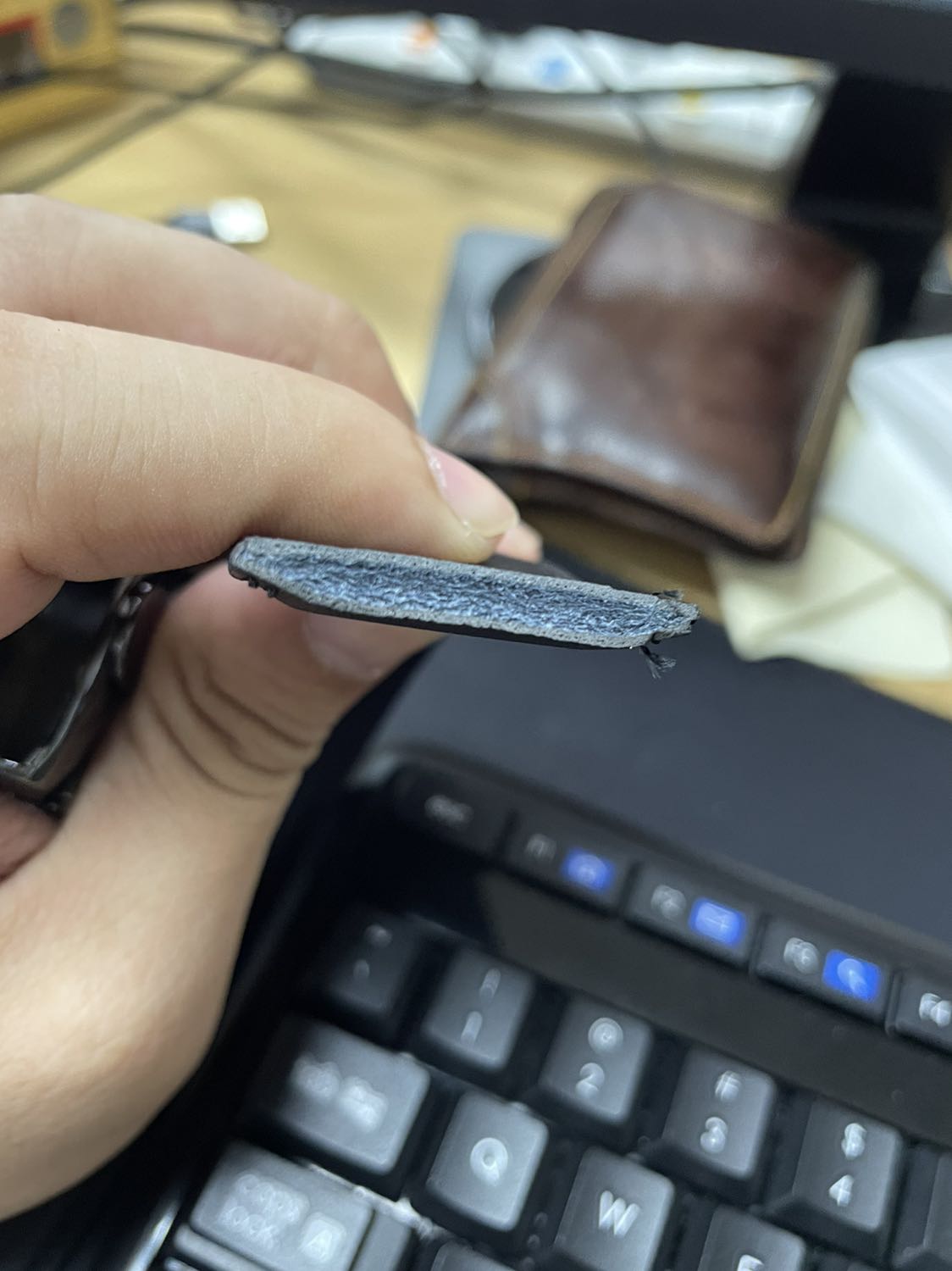 Giao hàng nhanh. Nhìn đẹp, cứng cáp. Chất lượng da như thế nào thì chưa biết.