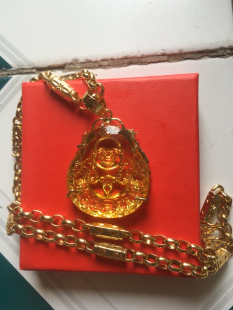 Như hình, mặt dây hơi tróc , lộ lõi bên trong, tổng thể cũng khá ổn!