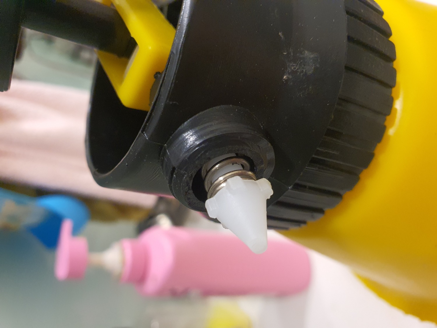 Giao hàng bị gẫy vòi phun, lại còn cho vòi phun gẫy và 2 phụ kiện vào trong 1 túi nhỏ ???
Không hiểu người gói hàng cố tình hay không biết là vòi phun đấy đã bị gẫy từ trước không nữa? Nhưng nói chung khi nhận hàng có cảm giác bị *** và bực mình mặc dù loại hàng này cũng không đáng bao tiền. Hy vọng sau bài đánh giá này shop chú ý hơn.