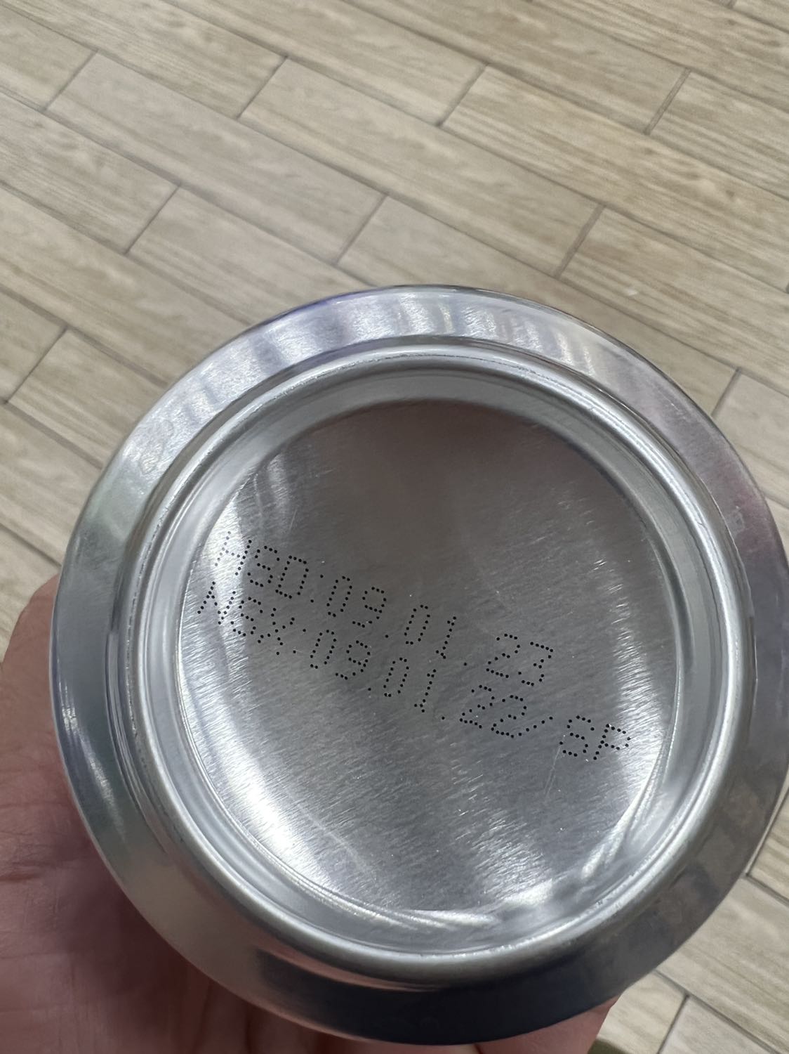 Bia date mới, giao nhanh 2h, thùng còn nguyên, bia cũng còn nguyên, bên ngoài đc quấn màng cẩn thận, chỉ sợ uống bị đăng do vận chuyển mà cuối cùng lại uống rất ngon. Thật sự tiện lợi khi có tiki