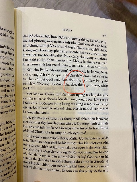 Có một số chỗ đọc mình thấy hơi khó chịu và cảm thấy muốn chấm hỏi người dịch! Đầm lầy —> dịch thành “đồng lầy” (ko biết do lỗi chính tả hay dịch sai?); Suy ra —> “suya” (ko hỉu lun); stop —> tốp; phone —> phôn. Văn phòng phải chỉn chu chứ sao xuề xoà đọc trại theo tiếng anh được ? 
Nói chung bản dịch này mình ko ưng xíu nào! Càng đọc càng thấy bực!