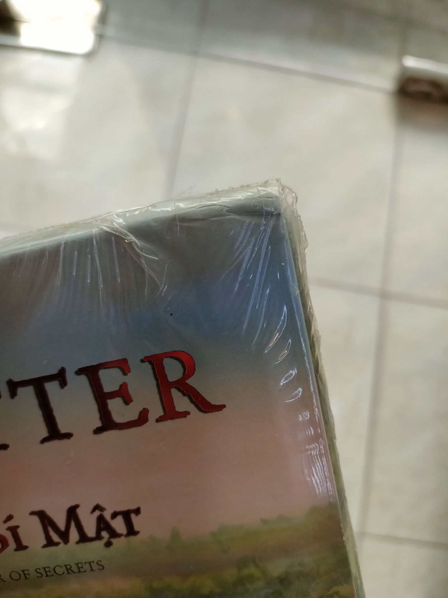 Giá của Tiki rất tốt nhưng:
1. Giao hàng khá chậm, mình đặt đơn từ 29/11 mà 04/12 mới giao
2. Không có bao bì nào khác để bảo quản, Tiki chỉ cho vào hộp rồi gửi đi
3. Nhận truyện mình không vui chút nào, seal thì rách, bao bì bên ngoài của truyện thì ọp ẹp, móp méo