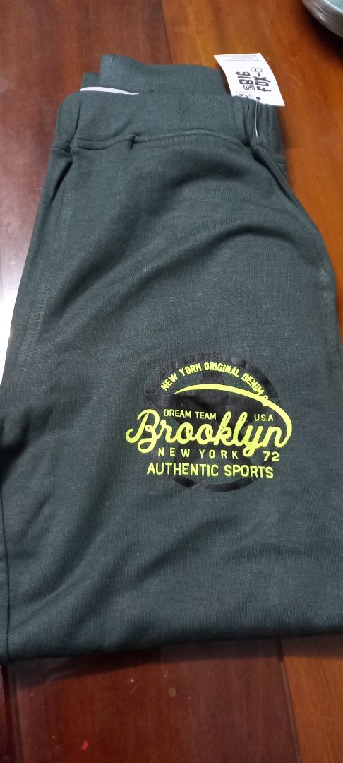 Vải mềm mịn, co giản tốt, giống hình. hơi mắc xíu...Hài lòng.