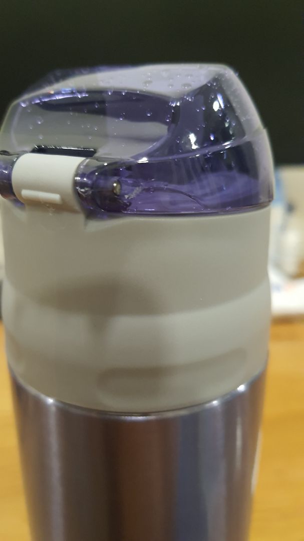 tôi mới nhận chiều nay và khi mở ra để rửa và dùng thì đã thấy vết rạn nứt ở 2 mép của lắp đậy, xin hỏi shop