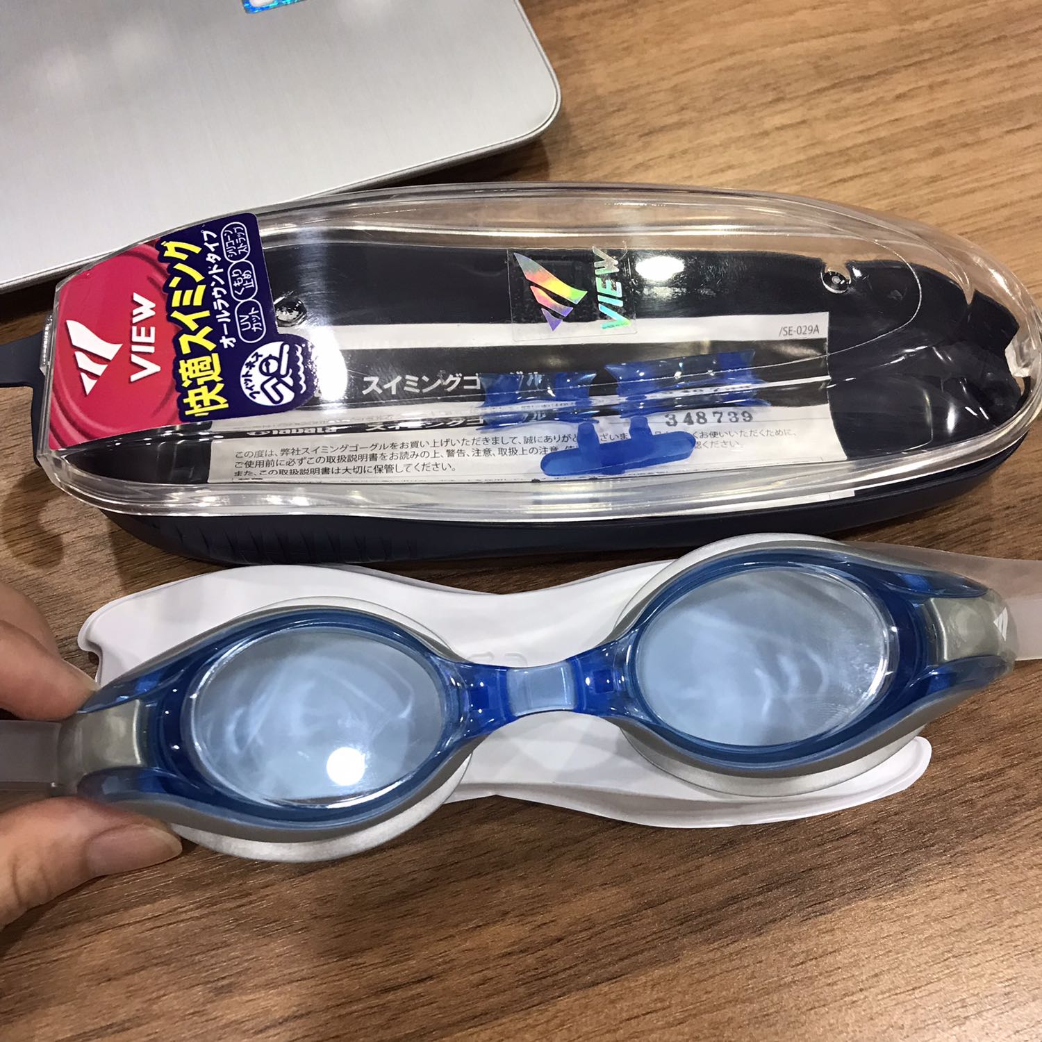 Chất liệu rất chắc chắn, có 3 size nối để tự chỉnh vừa với khuôn mặt. Mình chưa dùng, mới úp mặt thử xuống chậu nước thì thấy khá là ok. Chọn màu này để cả nam và nữ đều dùng được. Chất liệu rất chắc chắn, có 3 size nối để tự chỉnh vừa với khuôn mặt. Mình chưa dùng, mới úp mặt thử xuống chậu nước thì thấy khá là ok. Chọn màu này để cả nam và nữ đều dùng được.
