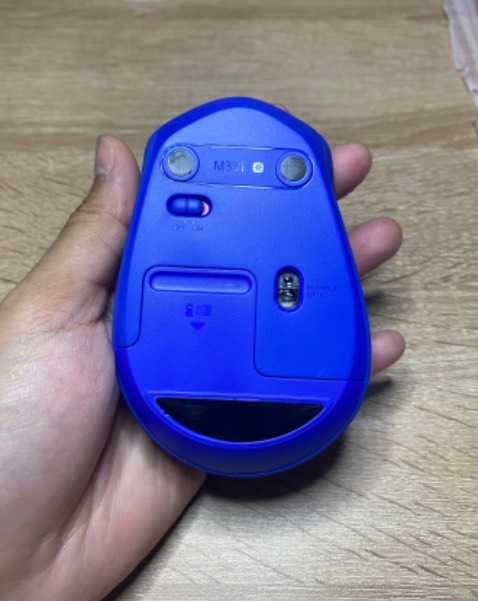 Đóng gói kỹ, chuột xài rất êm, nhanh nhạy. Có sẵn pin bên trong nên mua là xài được ngay.
Chỉ có cổng USB, ko có bluetooth, tuy nhiên vẫn là 5 sao vì quá xức sắc 🥰